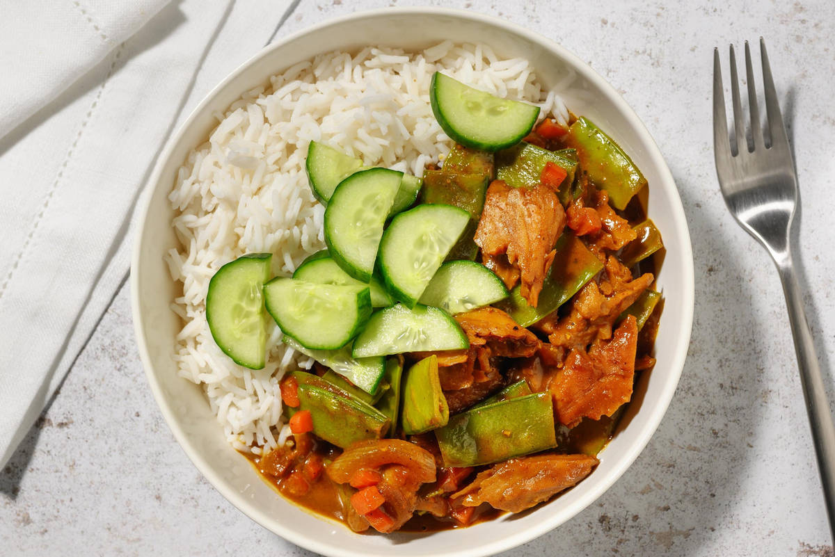 Plantaardige kipstukjes in curry-pindasaus