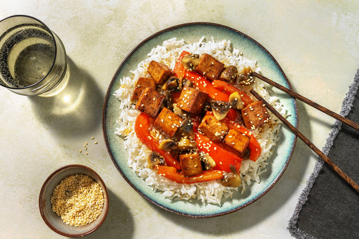 Bowl vegana di tofu marinato e riso al cocco