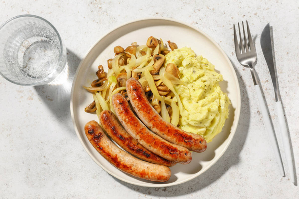 Salchichas de pollo con setas salteadas