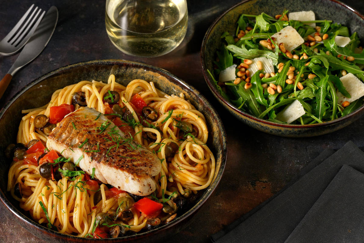 Gyldenstegt hvid fisk på tomat-olivenlinguine
