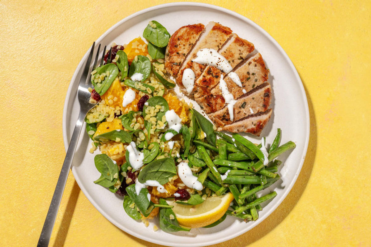 Snabblagad örtig fläskkotlett på bulgursallad