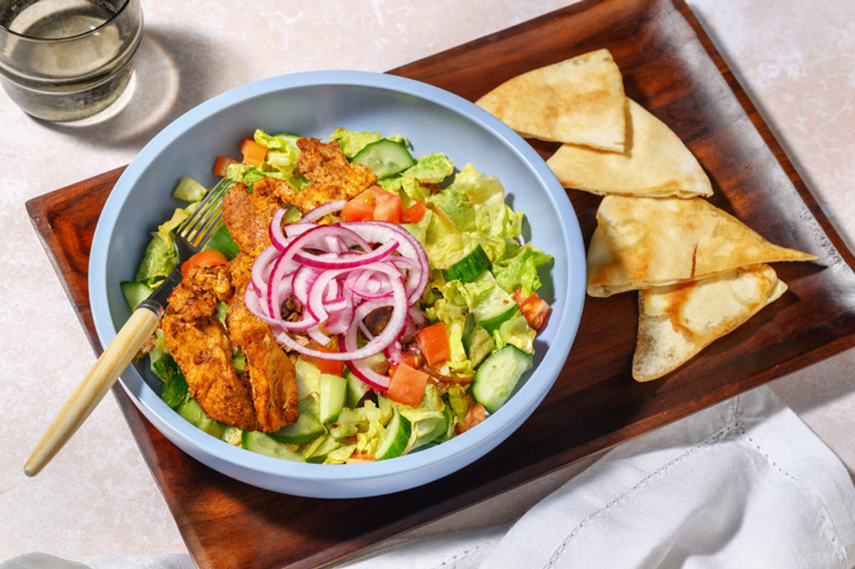 Bio-Hähnchenstreifen auf buntem Salat