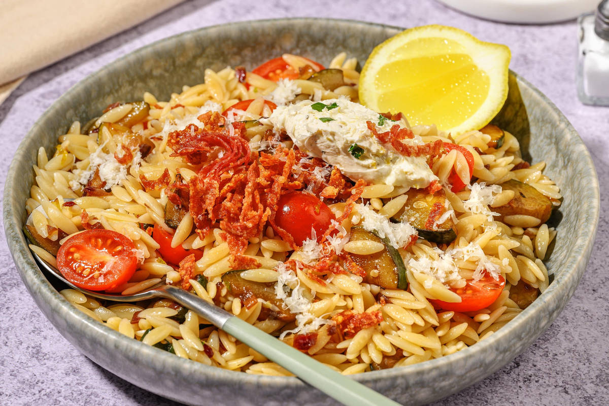 Orzosalade met knapperige salamireepjes