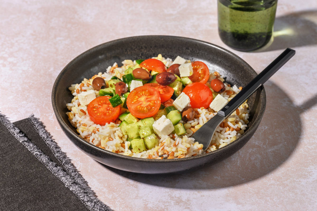 Insalata ai cereali, pollo e formaggio greco