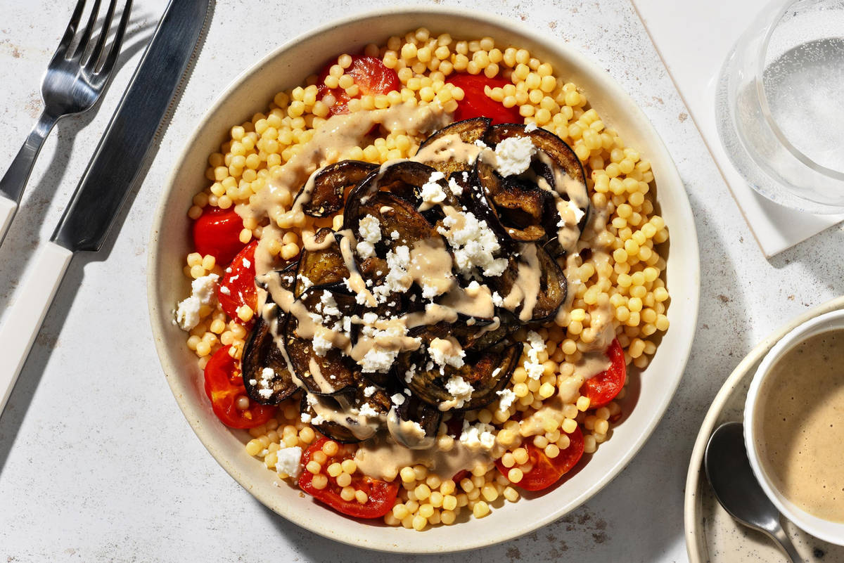 Bowl mediterranea di couscous perlato ai gamberetti