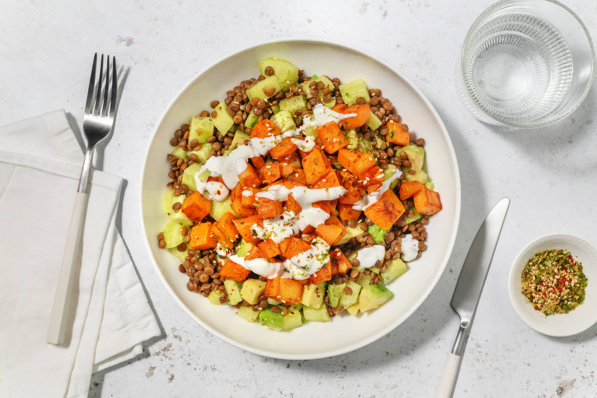Bowl veggie di lenticchie, patata dolce e avocado