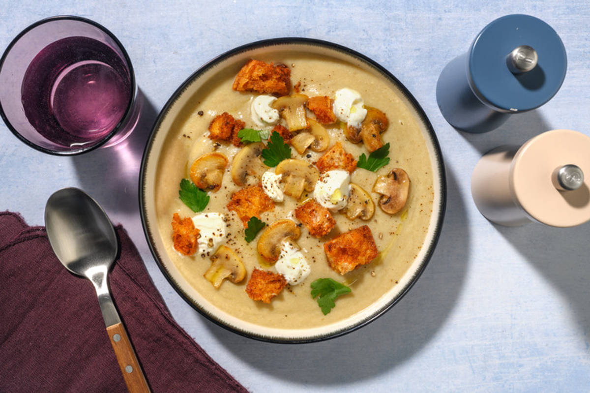 Vellutata ai funghi, salsiccia e formaggio fresco