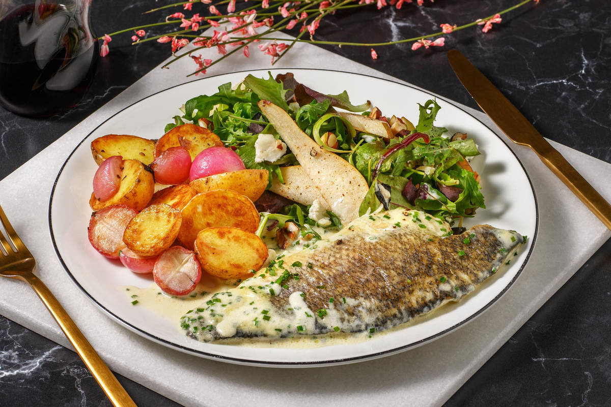 Pandestegt havbars og gedeost-pæresalat