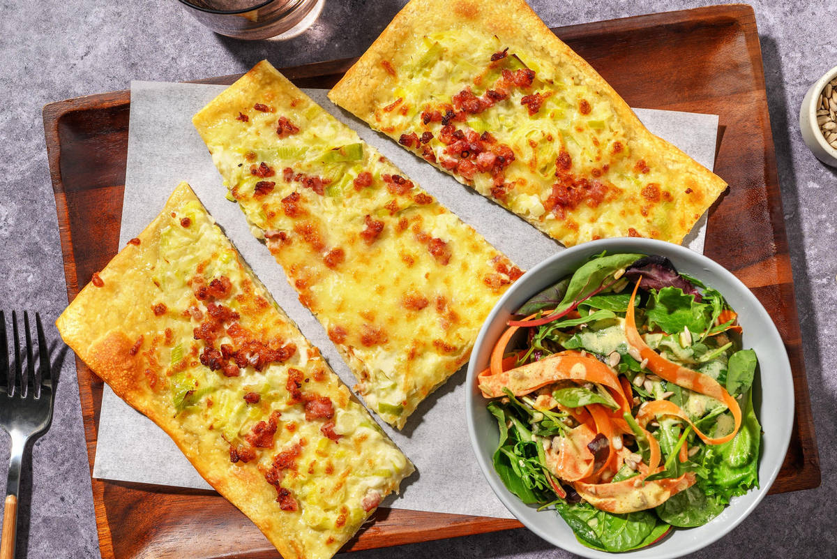 Bacon- och purjolökspaj med strimlad kycklingbröstfilé