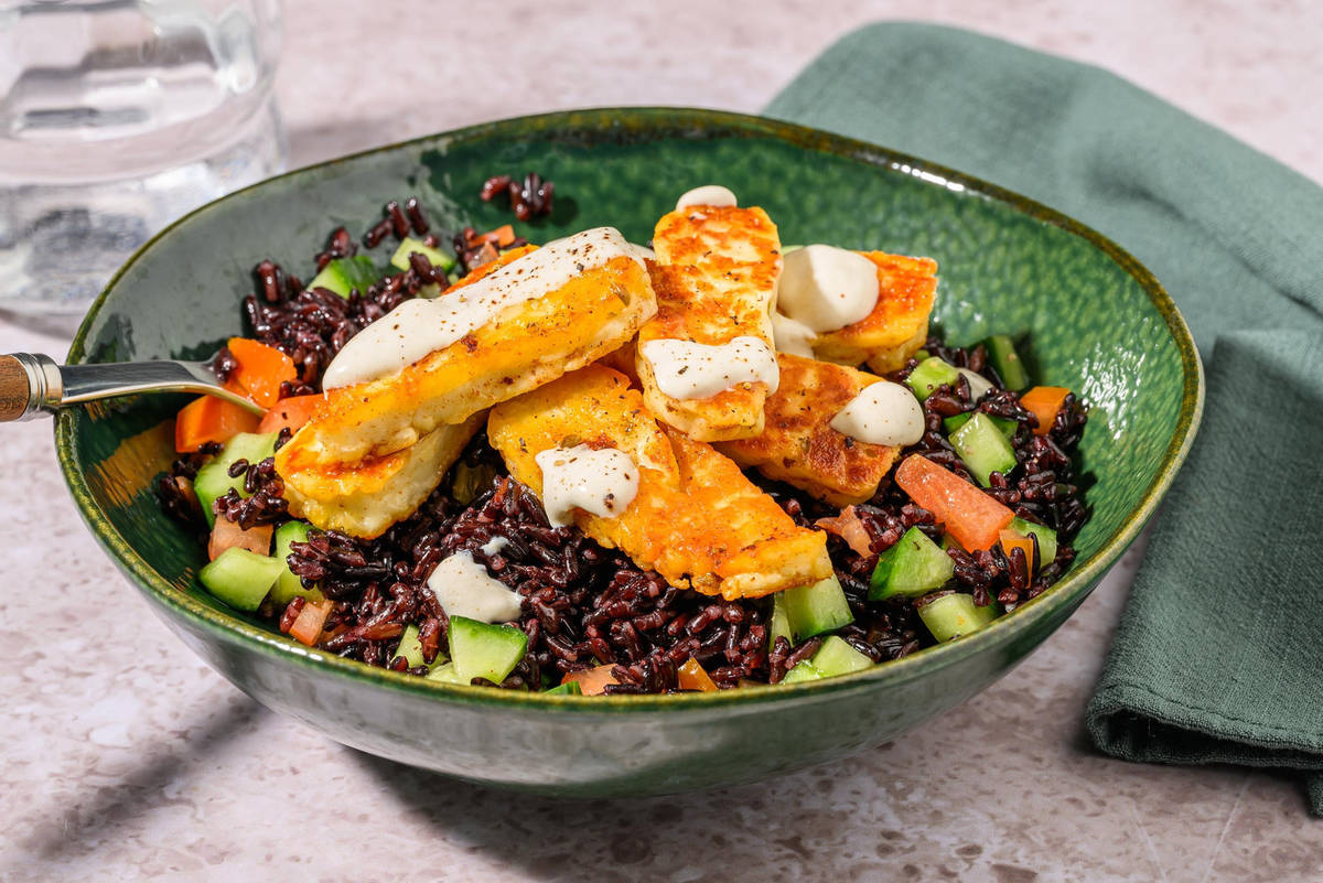 Tabulè di riso nero e formaggio dorato