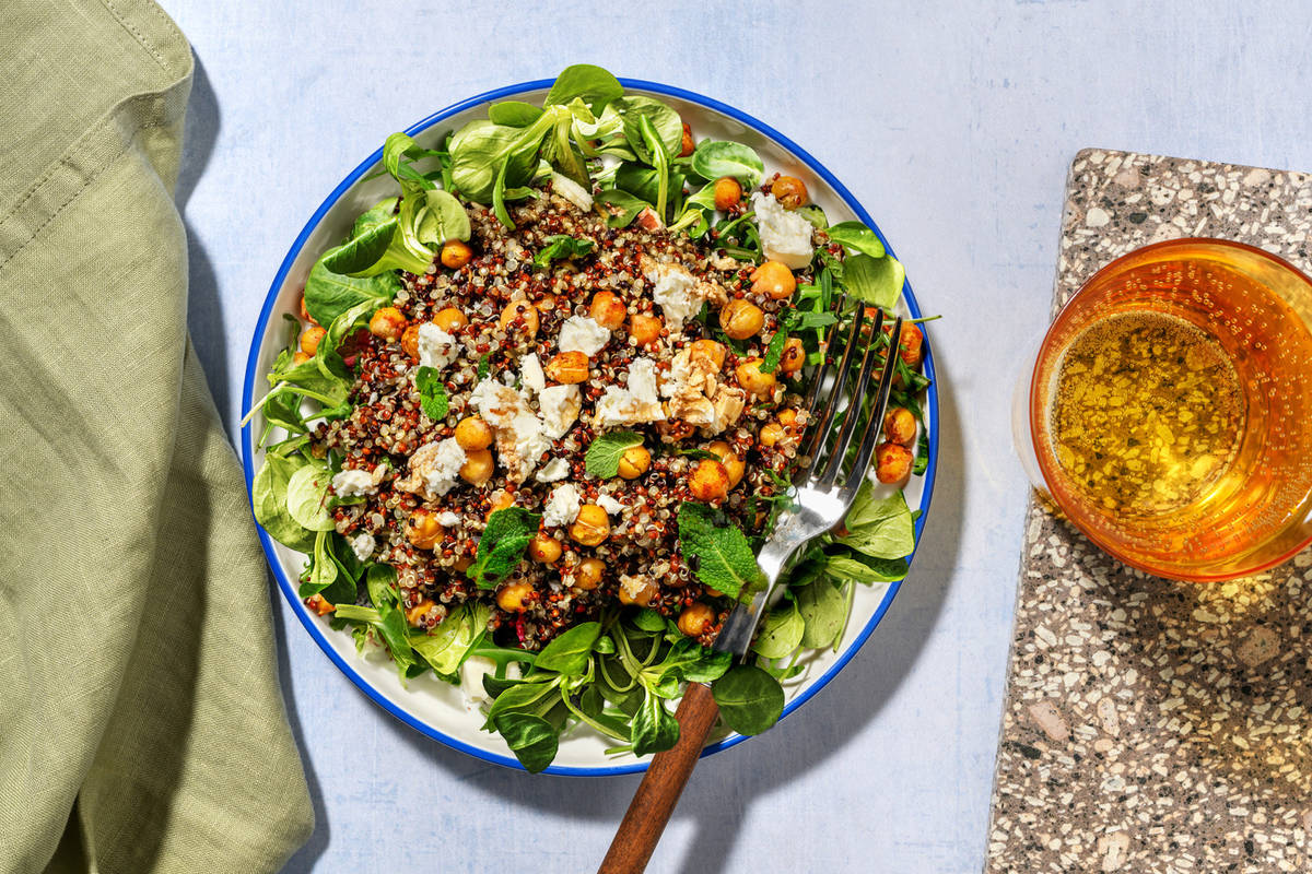 Ensalada de garbanzos y quinoa con queso griego con merluza