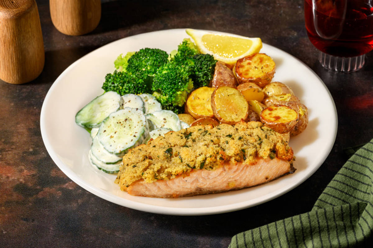 Lachsfilet im Kräutermantel mit Broccoli
