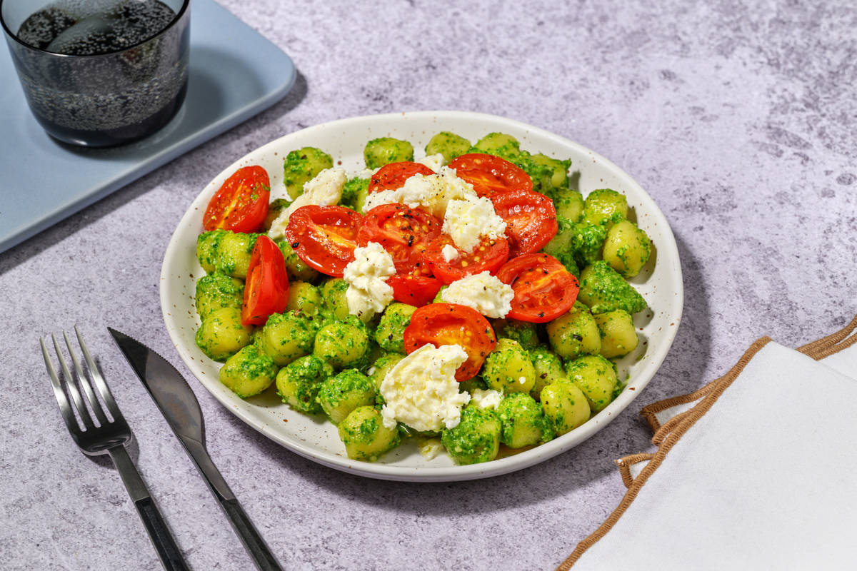 Chicche di patate al pesto di rucola, salsiccia e stracchino