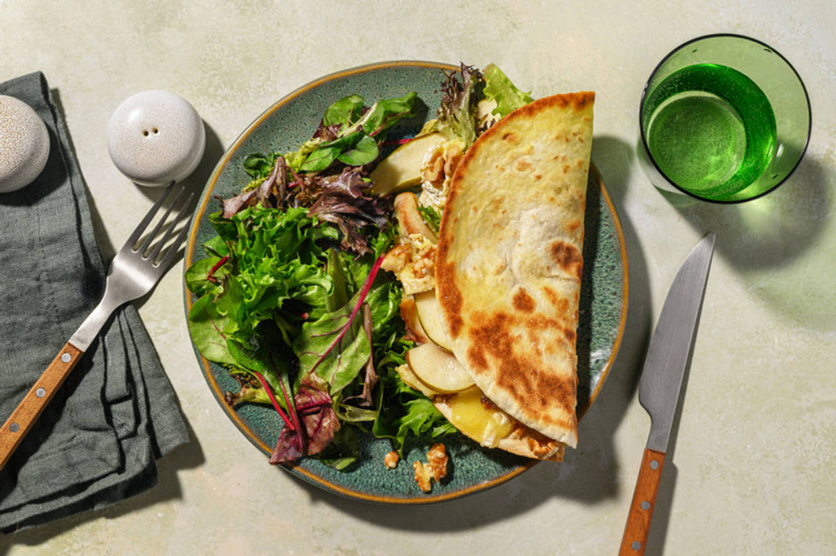 Piadina del contadino al brie fondente, salsiccia e pere