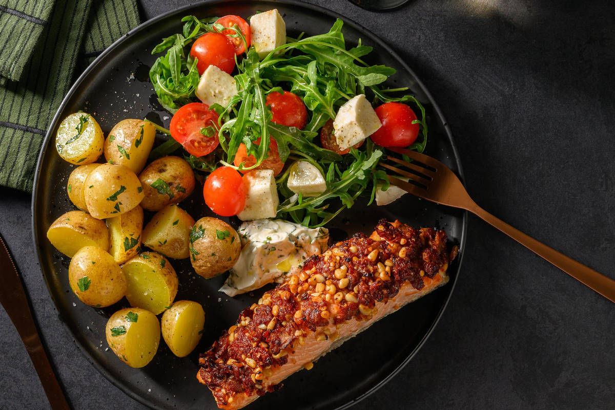 Laks med soltørket tomat og pinjekjerner