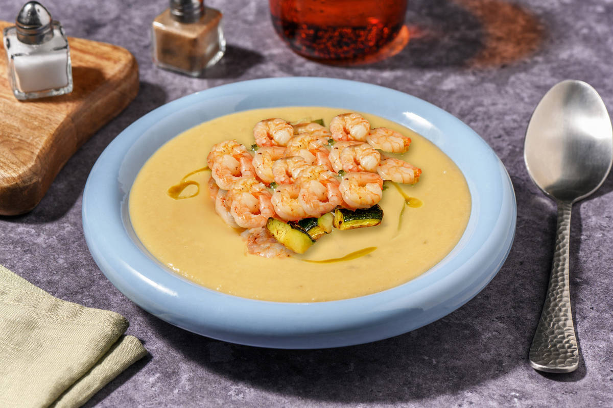 Gamberetti 'sale e pepe' su vellutata di ceci