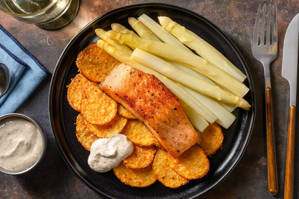 Gebratener Lachs mit weißem Spargel