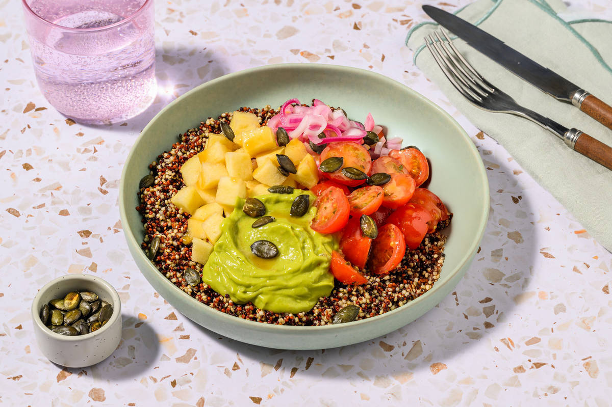 Bol de quinoa con aguacate y manzana
