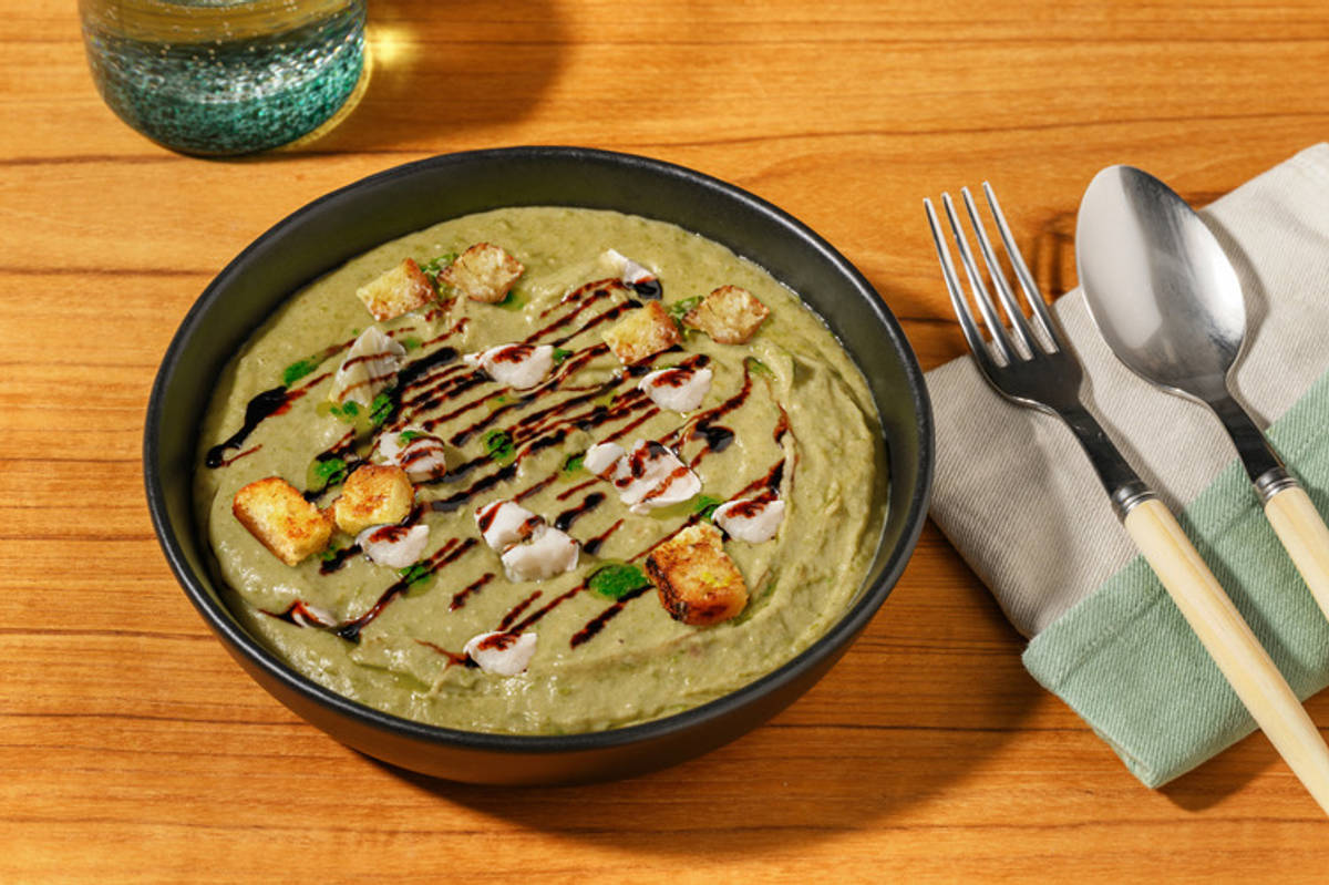 Crema con twist: queso de cabra, picatostes y salmón
