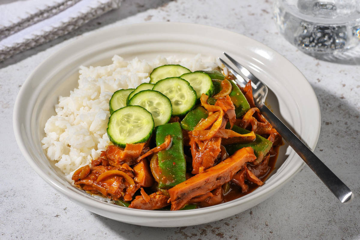 Vegetarische runderstukjes in kerrie-pindasaus