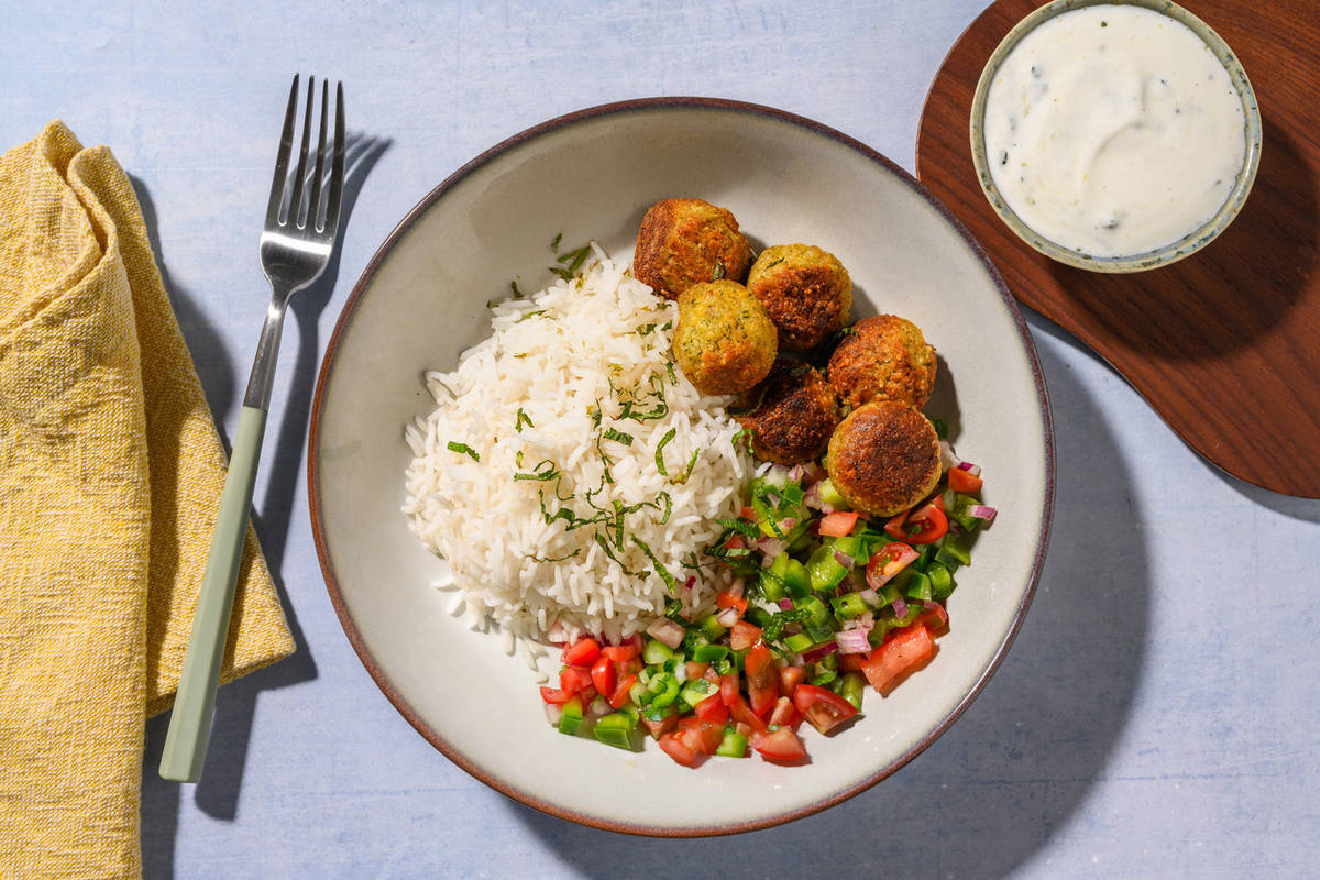 Bol de falafel con arroz bicolor y salsa cremosa de menta