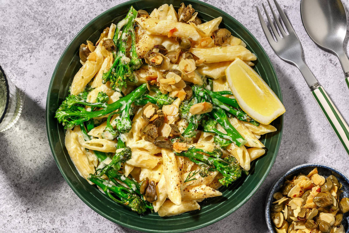 Skandi Penne mit Kapern-Mandel-Chili-Topping