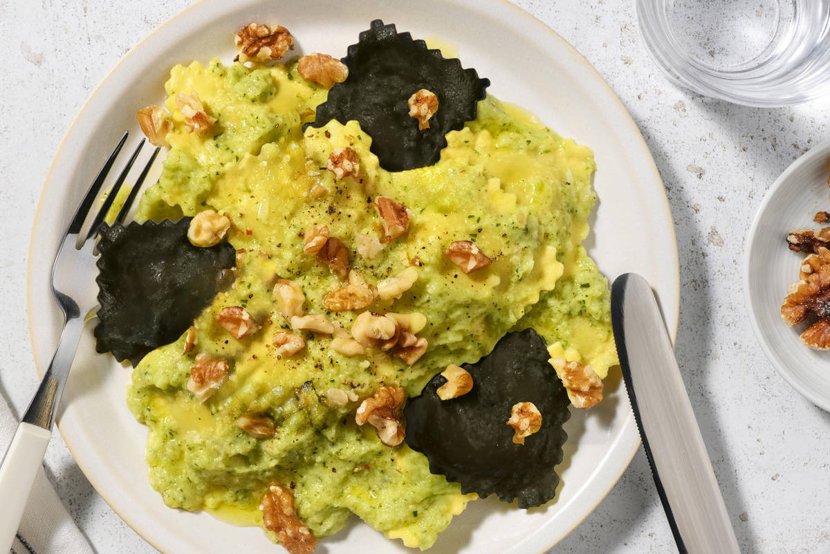 Ravioli di nasello bicolore in crema di zucchine