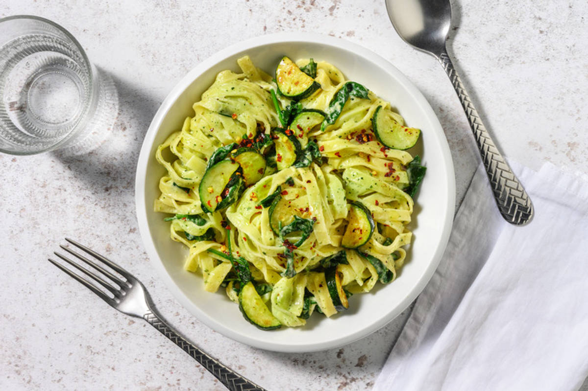 Tagliatelle en salsa de espinacas y calabacín