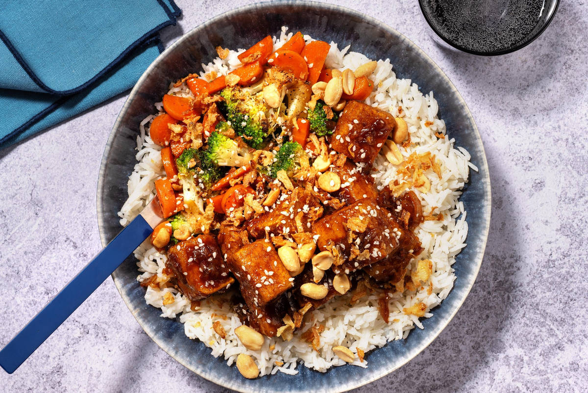 Sweet & Sticky tofu met gefrituurde uitjes