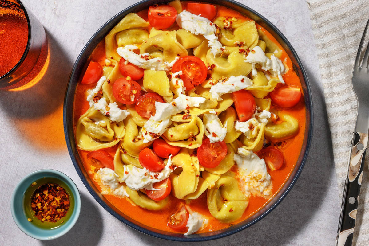 Spenat- och ricottatortelloni i tomatsås