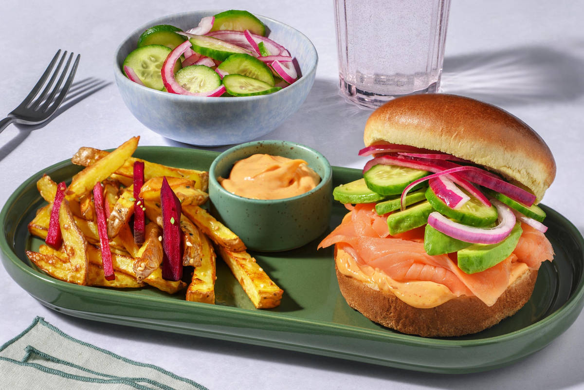 "Sushi"-burger med røget laks og avocado