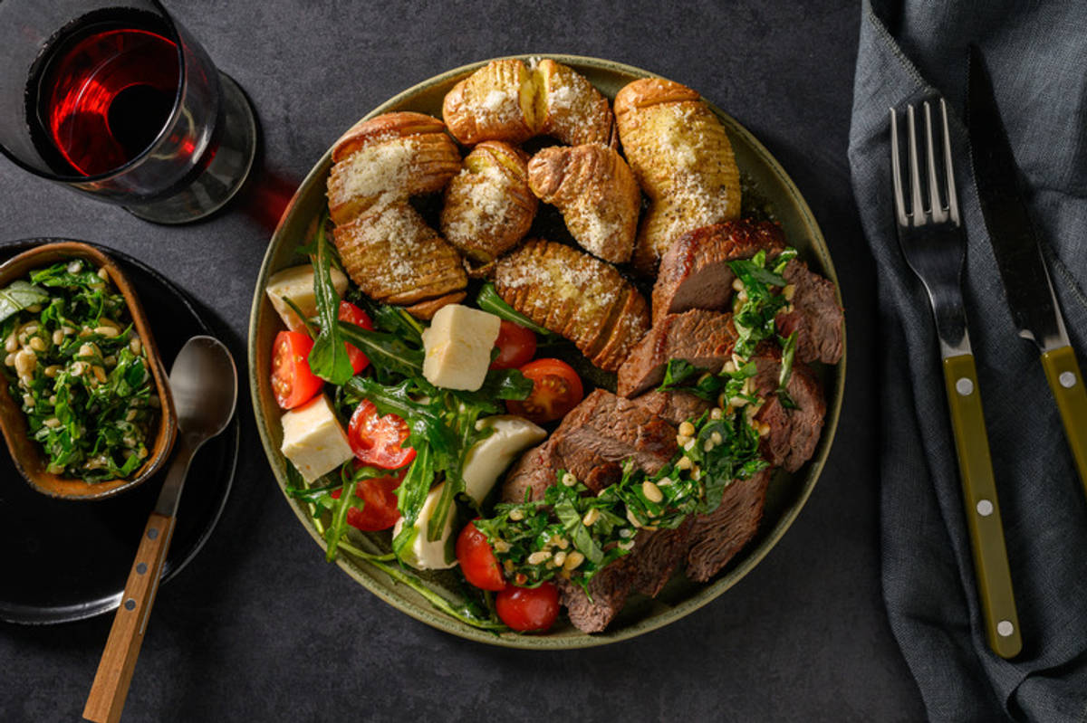 Rumpstek och aromatisk salsa verde