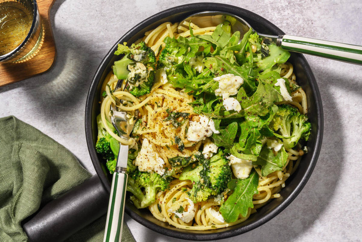 Spaghetti med pesto og frisk mozzarella