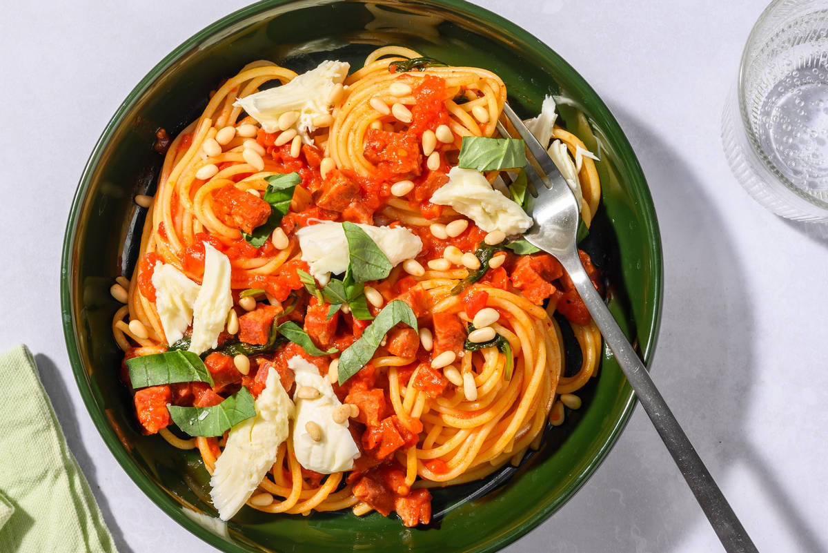 Snabb chorizo- och harissaspaghetti med extra strimlad kyckling