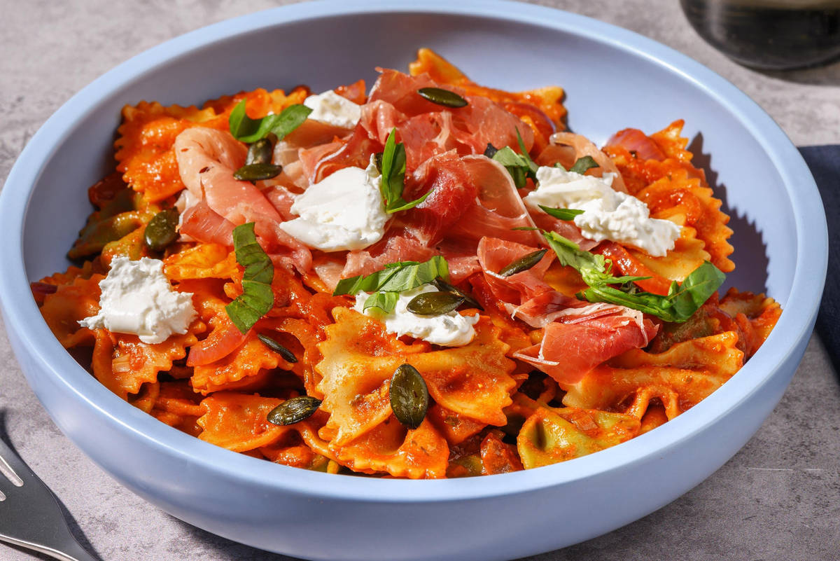 Pasta caprese met serranoham