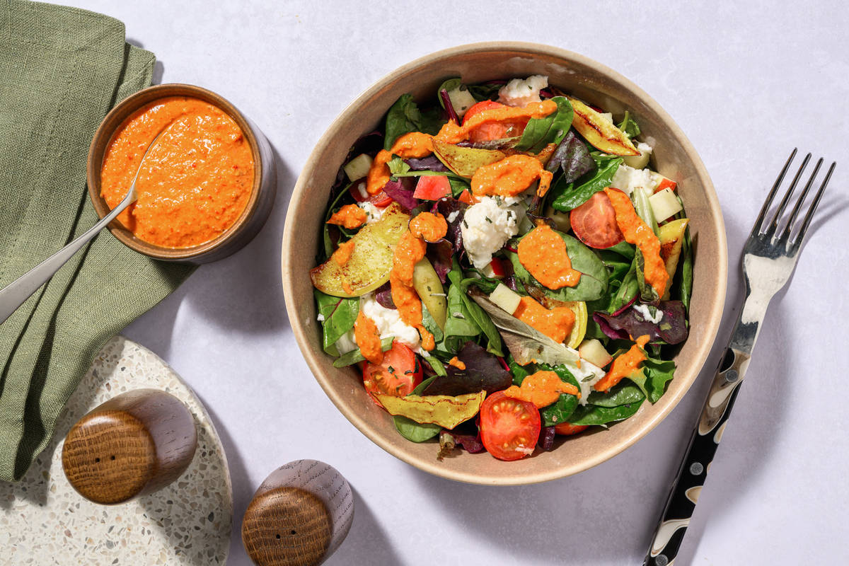 Ensalada con romesco, manzana asada y salmón