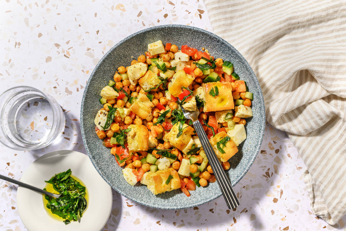 Panzanella estiva di pomodorini e mozzarella senza lattosio