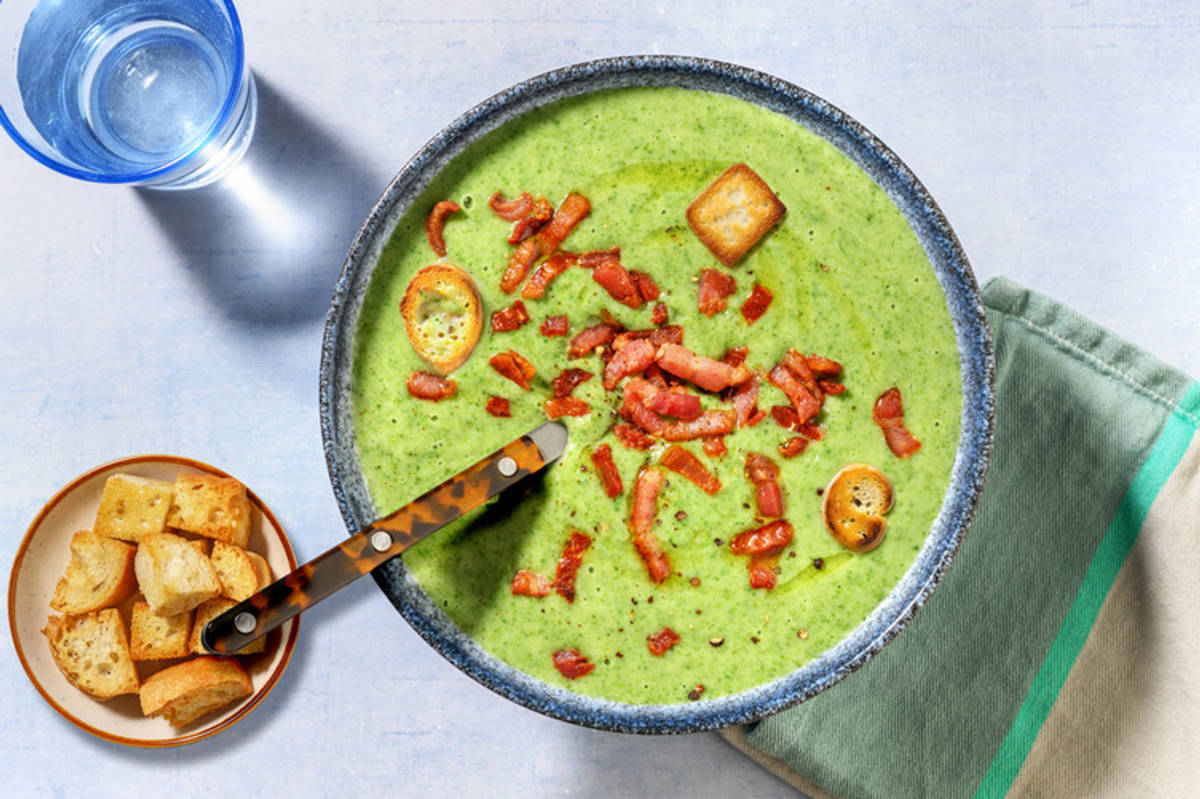 Crema de espinacas con bacon y picatostes