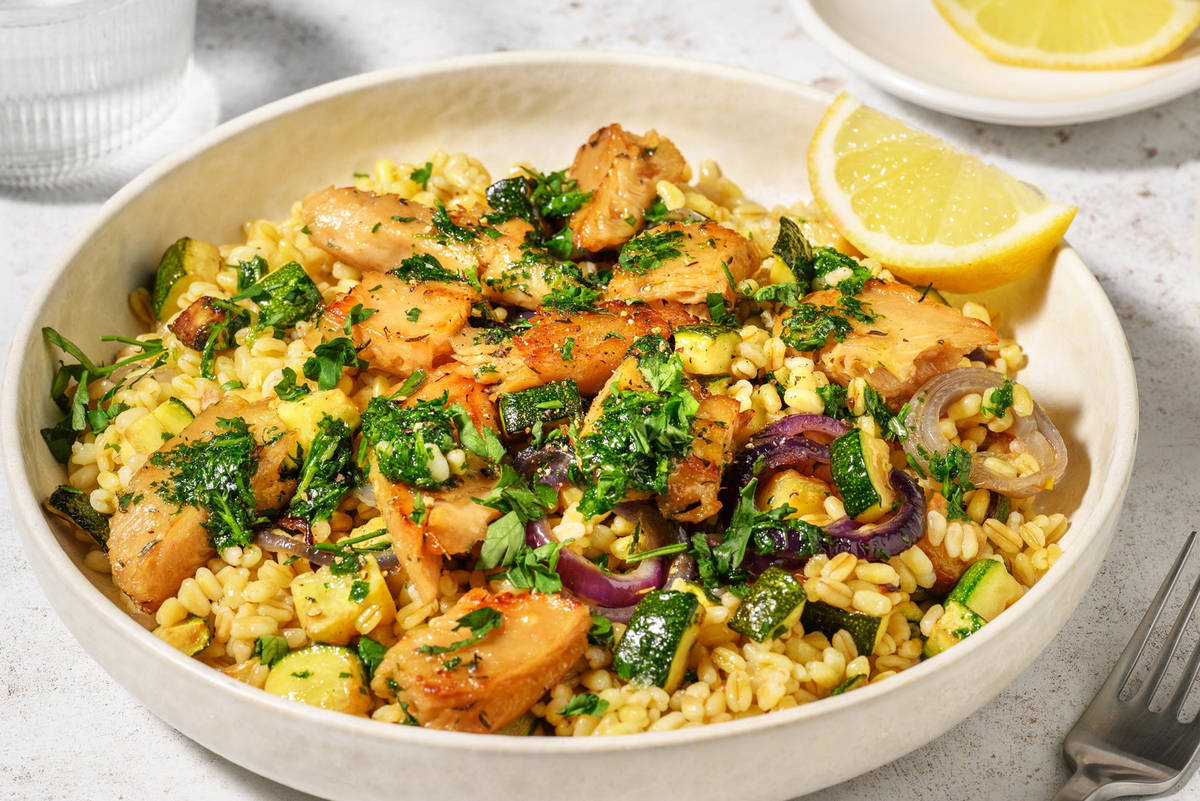 Bowl vegana di orzo e bocconcini plant-based