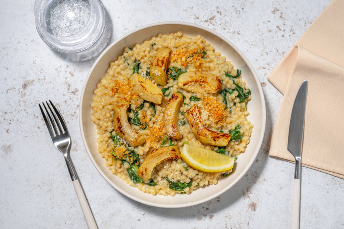 Bowl ricca di verdure alle erbette, carciofi e salsiccia