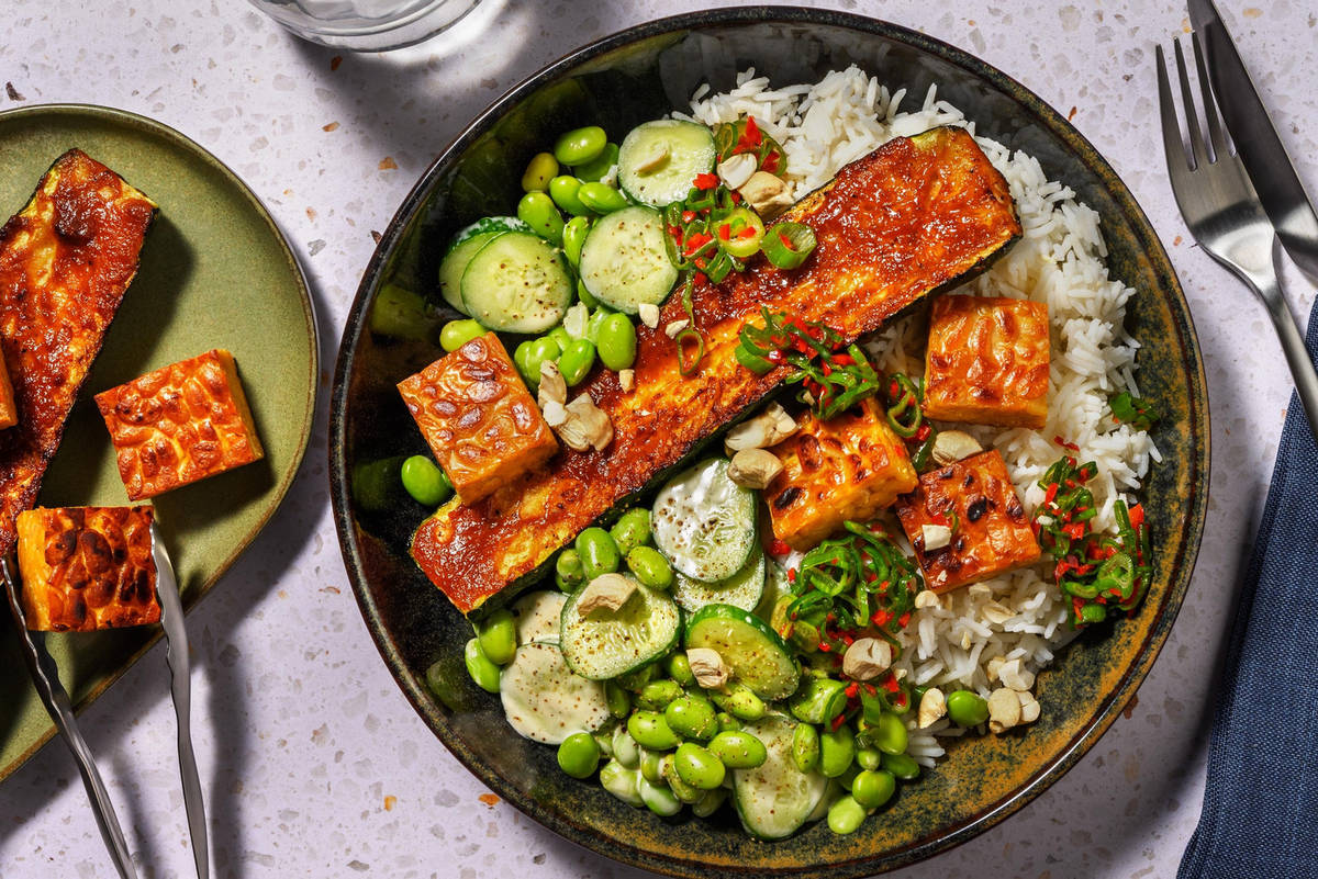 Tempehbowl met miso-courgette en sojabonensalade