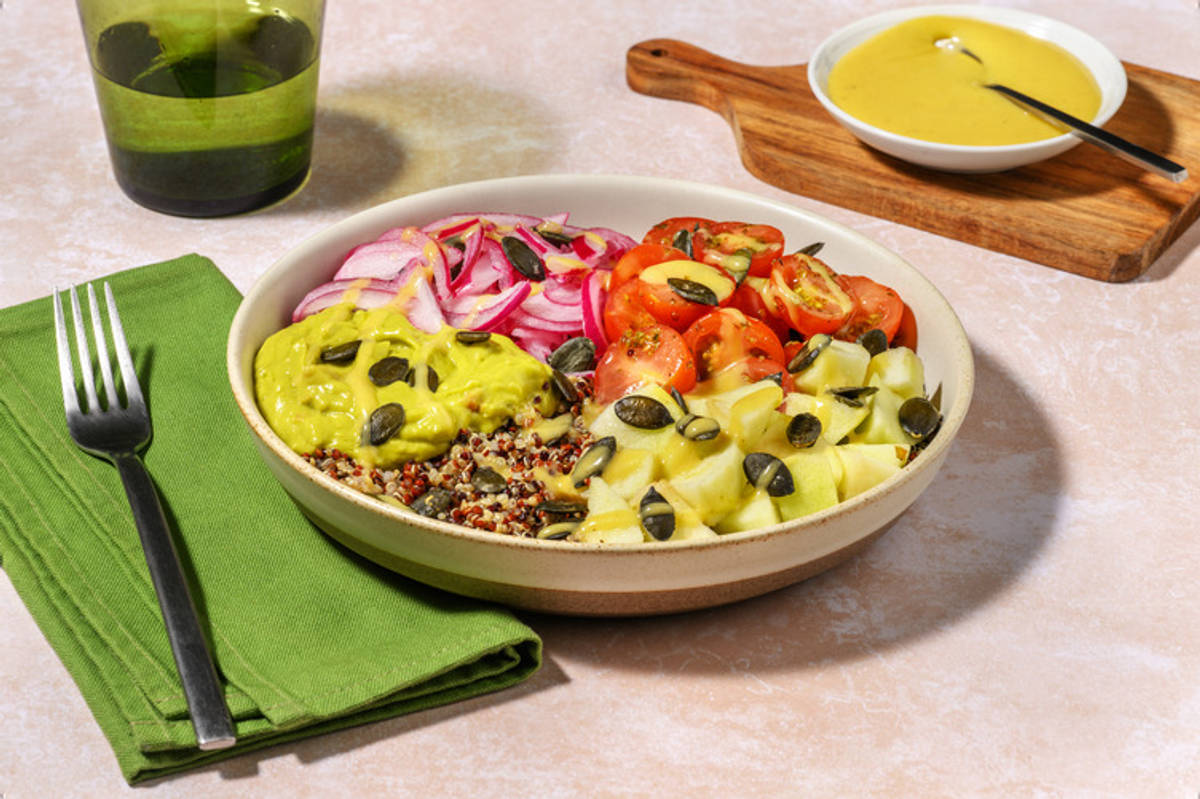 Bol de quinoa con aguacate y manzana