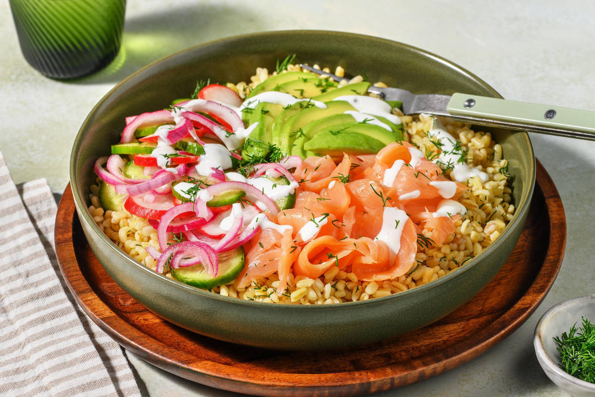 Sallad på pärlkorn och rökt lax