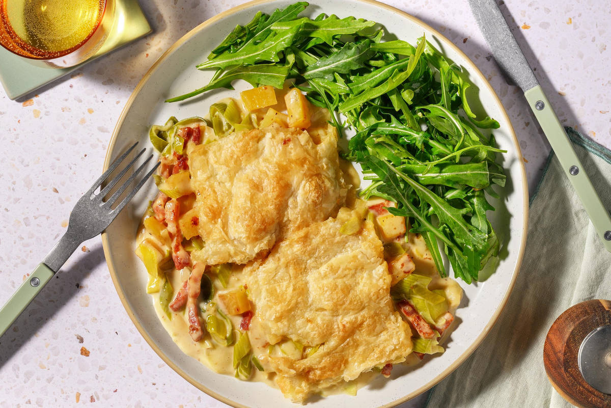 Krämig bacon- och purjolökspaj med extra strimlad kyckling