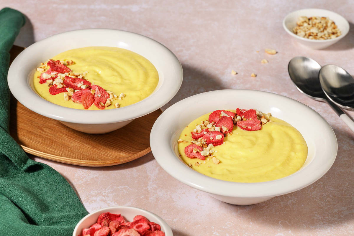 Smoothiebowl på mango och jordgubb