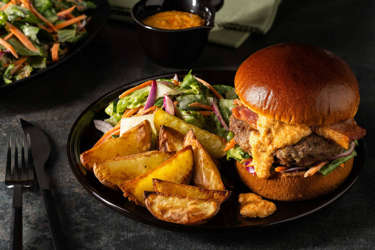 Baconburger og ostesaus