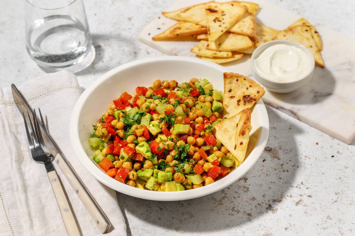 Bowl di avocado, ceci e nachos croccanti