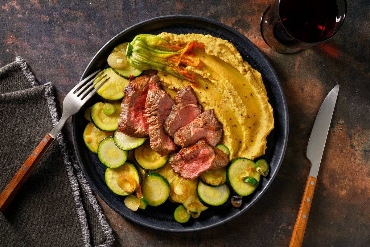 Tagliata di manzo con zucchine e suoi fiori