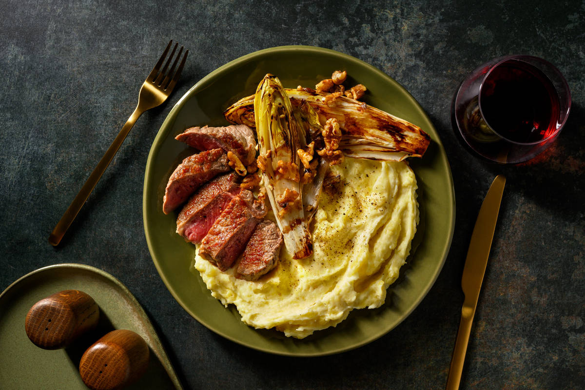 Tagliata di manzo su purè ricco alla mozzarella