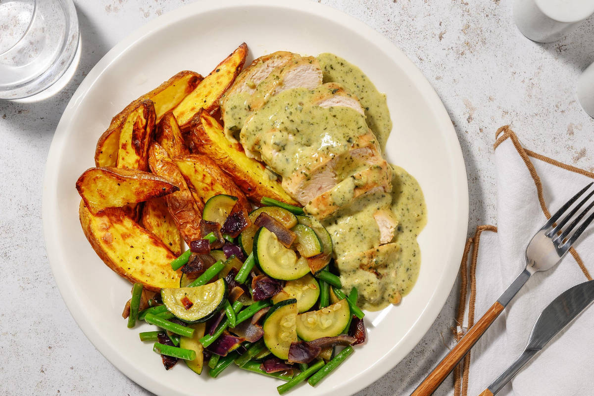 Kalkoenfilet met basilicumroomsaus en aardappelpartjes